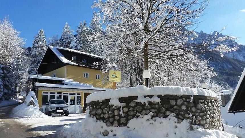 Rooms Barovc By The Lake Jasna 크라니스카고라 외부 사진 The town hall in Saint-Gervais