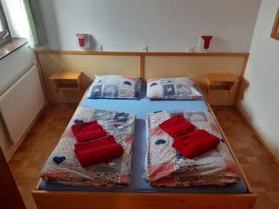 Rooms Barovc By The Lake Jasna 크라니스카고라 외부 사진 A guest room at the hostel