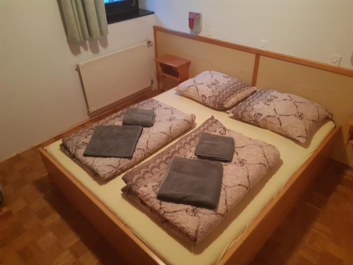 Rooms Barovc By The Lake Jasna 크라니스카고라 외부 사진 A futon bed